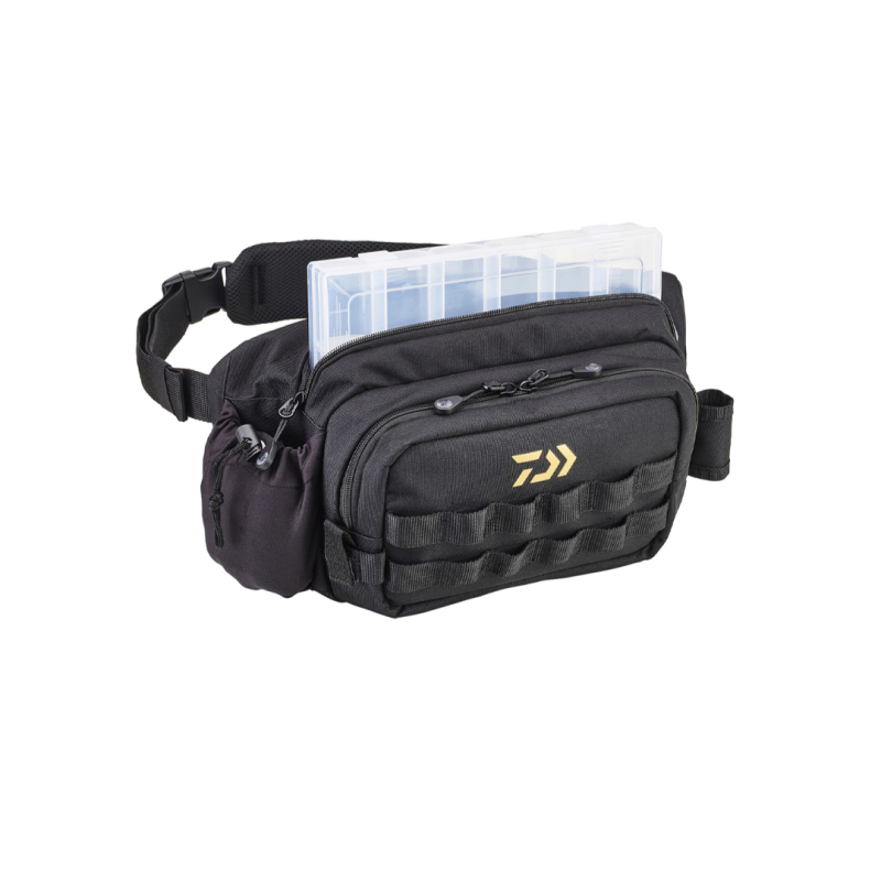 DAIWA BALIKÇI ÇANTASI BLACK/GOLD KUTULU 40*13*20CM - 1